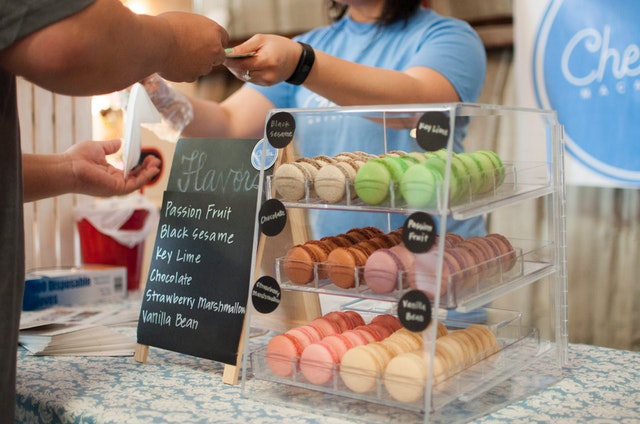 mujer vende productos tulcan ecuador